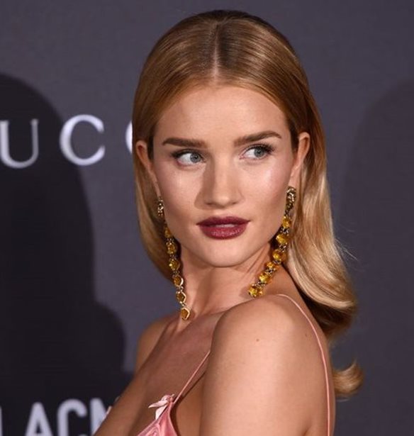 &#x39A;&#x3B1;&#x3B9; &#x3B7; Rosie Huntington Whiteley &#x3C5;&#x3B9;&#x3BF;&#x3B8;&#x3B5;&#x3C4;&#x3B5;&#x3AF; &#x3C4;&#x3B7; &#x3BD;&#x3AD;&#x3B1; &#x3C4;&#x3AC;&#x3C3;&#x3B7; &#x3C3;&#x3C4;&#x3B1; &#x3BC;&#x3B1;&#x3BB;&#x3BB;&#x3B9;&#x3AC;!