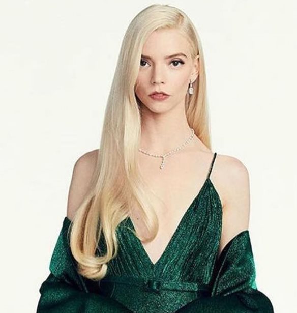 Golden Globes 2021 | H &#x3B5;&#x3BD;&#x3C4;&#x3C5;&#x3C0;&#x3C9;&#x3C3;&#x3B9;&#x3B1;&#x3BA;&#x3AE; &#x3B5;&#x3BC;&#x3C6;&#x3AC;&#x3BD;&#x3B9;&#x3C3;&#x3B7; &#x3C4;&#x3B7;&#x3C2; Anya Taylor-Joy &#x3BA;&#x3B1;&#x3B9; &#x3C4;&#x3BF; checkered manicure &#x3C4;&#x3B7;&#x3C2;