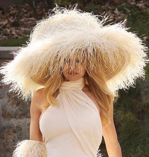 &#x397; Pamela Anderson &#x3B5;&#x3AF;&#x3BD;&#x3B1;&#x3B9; &#x3B7; &quot;sassy&quot; &#x3BC;&#x3BF;&#x3CD;&#x3C3;&#x3B1; &#x3C4;&#x3BF;&#x3C5; Jacquemus