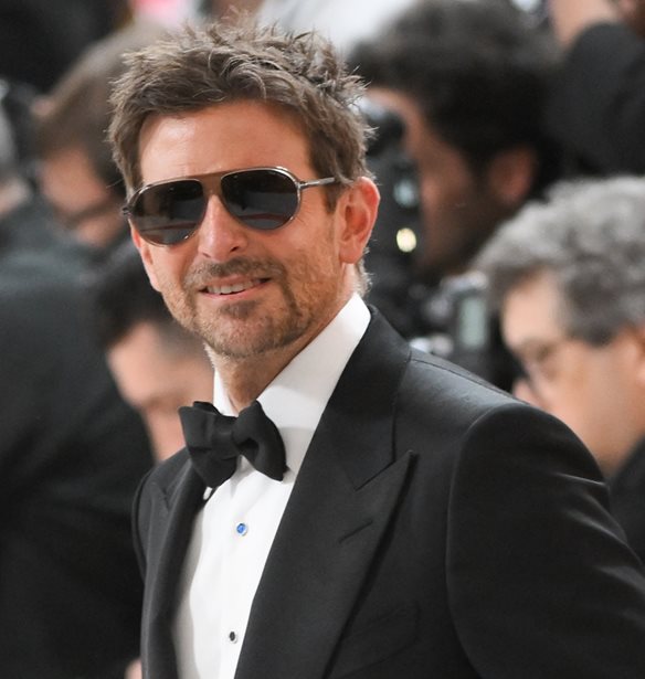 Bradley Cooper | &#x391;&#x3B3;&#x3CC;&#x3C1;&#x3B1;&#x3C3;&#x3B5; &#x3B1;&#x3BA;&#x3AF;&#x3BD;&#x3B7;&#x3C4;&#x3BF; &#x3B4;&#x3AF;&#x3C0;&#x3BB;&#x3B1; &#x3C3;&#x3C4;&#x3B7;&#x3BD; &#x3BF;&#x3B9;&#x3BA;&#x3BF;&#x3B3;&#x3AD;&#x3BD;&#x3B5;&#x3B9;&#x3B1; Hadid