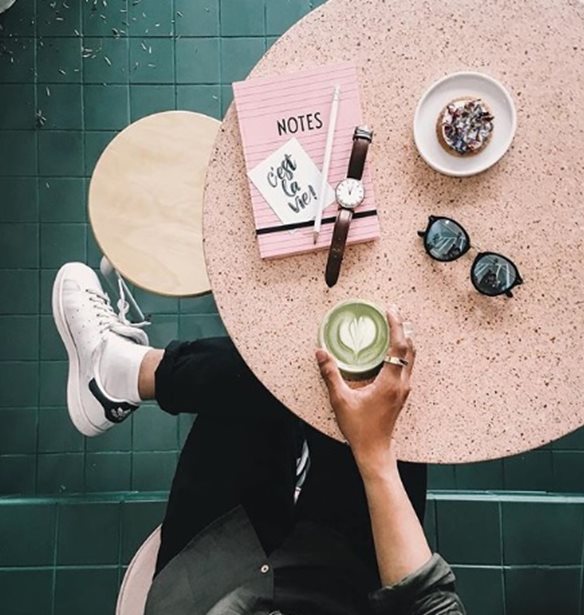 Millennial Caf&#xE9;s: &#x3A4;&#x3B1; &#x3C0;&#x3B9;&#x3BF; Instagram&#x3B9;&#x3BA;&#x3AC; &#x3BA;&#x3B1;&#x3C6;&#x3AD; &#x3C4;&#x3BF;&#x3C5; &#x3BA;&#x3CC;&#x3C3;&#x3BC;&#x3BF;&#x3C5; &#x3C3;&#x3B5; &#x3AD;&#x3BD;&#x3B1;&#x3BD; &#x3BB;&#x3BF;&#x3B3;&#x3B1;&#x3C1;&#x3B9;&#x3B1;&#x3C3;&#x3BC;&#x3CC;