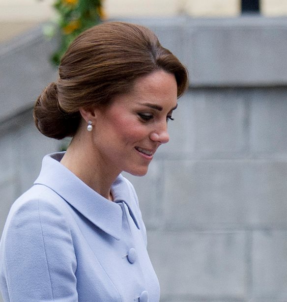 H Kate Middleton &#x3C6;&#x3CC;&#x3C1;&#x3B5;&#x3C3;&#x3B5; &#x3C4;&#x3BF; &#x3B9;&#x3B4;&#x3B1;&#x3BD;&#x3B9;&#x3BA;&#x3CC; outfit &#x3B3;&#x3B9;&#x3B1; &#x3C4;&#x3B7;&#x3BD; &#x3B7;&#x3BC;&#x3AD;&#x3C1;&#x3B1; &#x3C4;&#x3C9;&#x3BD; &#x3B5;&#x3C1;&#x3C9;&#x3C4;&#x3B5;&#x3C5;&#x3BC;&#x3AD;&#x3BD;&#x3C9;&#x3BD;!