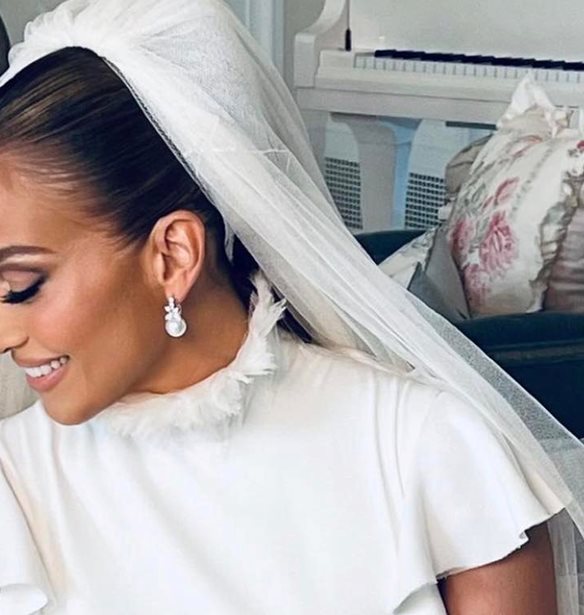 Jennifer Lopez | &#x3A4;&#x3B1; &#x3BD;&#x3C5;&#x3C6;&#x3B9;&#x3BA;&#x3AC; &#x3BA;&#x3BF;&#x3C3;&#x3BC;&#x3AE;&#x3BC;&#x3B1;&#x3C4;&#x3AC; &#x3C4;&#x3B7;&#x3C2; &#x3BA;&#x3CC;&#x3C3;&#x3C4;&#x3B9;&#x3C3;&#x3B1;&#x3BD; &#x3C0;&#x3AC;&#x3BD;&#x3C9; &#x3B1;&#x3C0;&#x3CC; 2 &#x3B5;&#x3BA;&#x3B1;&#x3C4;&#x3BF;&#x3BC;&#x3BC;&#x3CD;&#x3C1;&#x3B9;&#x3B1; &#x3B4;&#x3BF;&#x3BB;&#x3AC;&#x3C1;&#x3B9;&#x3B1;