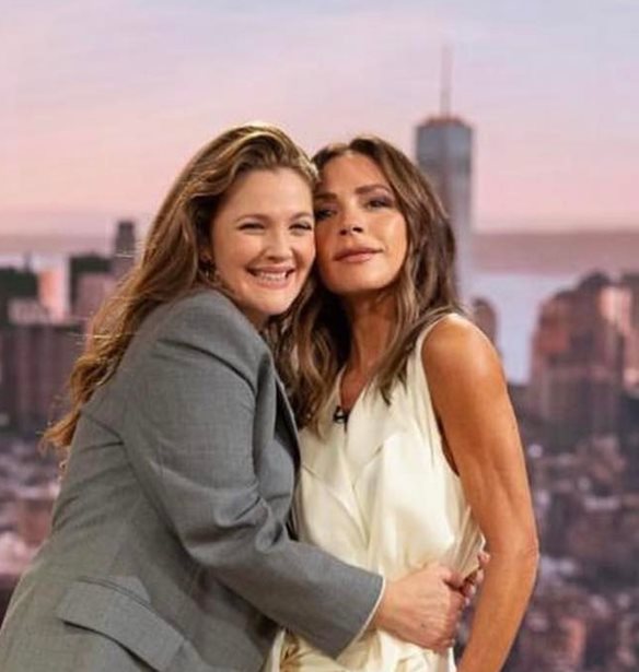 Victoria Beckham | &#x397; &#x3BA;&#x3B1;&#x3BC;&#x3C0;&#x3AC;&#x3BD;&#x3B9;&#x3B1; &#x3C4;&#x3B7;&#x3C2; &#x3BD;&#x3AD;&#x3B1;&#x3C2; &#x3C3;&#x3C5;&#x3BB;&#x3BB;&#x3BF;&#x3B3;&#x3AE;&#x3C2; &#x3C4;&#x3B7;&#x3C2; &#x3BC;&#x3B5; &#x3C0;&#x3C1;&#x3C9;&#x3C4;&#x3B1;&#x3B3;&#x3C9;&#x3BD;&#x3AF;&#x3C3;&#x3C4;&#x3C1;&#x3B9;&#x3B1; &#x3C4;&#x3B7;&#x3BD; Drew Barrymore &#x3C0;&#x3BF;&#x3C5; &#x3C0;&#x3C1;&#x3BF;&#x3BA;&#x3AC;&#x3BB;&#x3B5;&#x3C3;&#x3B5; &#x3B1;&#x3BD;&#x3C4;&#x3B9;&#x3B4;&#x3C1;&#x3AC;&#x3C3;&#x3B5;&#x3B9;&#x3C2;