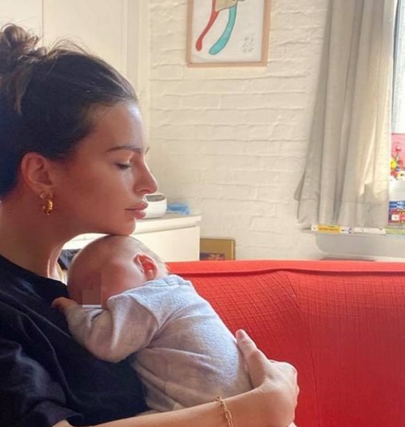 &#x397; Emily Ratajkowski &#x3BC;&#x3AC;&#x3C2; &#x3C3;&#x3C5;&#x3C3;&#x3C4;&#x3AE;&#x3BD;&#x3B5;&#x3B9; &#x3C4;&#x3BF;&#x3BD; &#x3B3;&#x3B9;&#x3BF; &#x3C4;&#x3B7;&#x3C2; &#x3BA;&#x3B1;&#x3B9; &#x3B1;&#x3C0;&#x3BF;&#x3BA;&#x3B1;&#x3BB;&#x3CD;&#x3C0;&#x3C4;&#x3B5;&#x3B9; &#x3B3;&#x3B9;&#x3B1; &#x3C0;&#x3C1;&#x3CE;&#x3C4;&#x3B7; &#x3C6;&#x3BF;&#x3C1;&#x3AC; &#x3C4;&#x3BF; &#x3C0;&#x3C1;&#x3CC;&#x3C3;&#x3C9;&#x3C0;&#x3CC; &#x3C4;&#x3BF;&#x3C5;