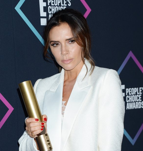 Victoria Beckham | &#x392;&#x3C1;&#x3B1;&#x3B2;&#x3B5;&#x3CD;&#x3B5;&#x3C4;&#x3B1;&#x3B9; &#x3C9;&#x3C2; fashion icon 2018 &#x3BA;&#x3B1;&#x3B9; &#x3B7; &#x3B5;&#x3BC;&#x3C6;&#x3AC;&#x3BD;&#x3B9;&#x3C3;&#x3B7; &#x3C4;&#x3B7;&#x3C2; &#x3C4;&#x3BF; &#x3B5;&#x3C0;&#x3B9;&#x3B2;&#x3B5;&#x3B2;&#x3B1;&#x3B9;&#x3CE;&#x3BD;&#x3B5;&#x3B9; &#x3C0;&#x3BB;&#x3AE;&#x3C1;&#x3C9;&#x3C2;