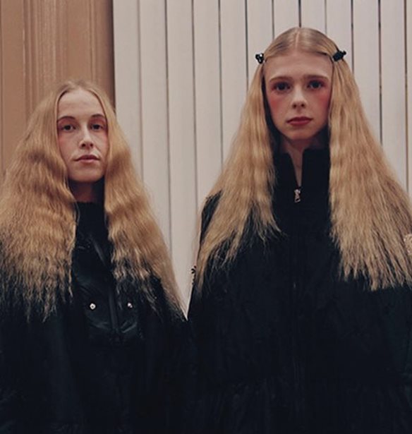 &#x397; Simone Rocha &#x3B1;&#x3C6;&#x3AE;&#x3BD;&#x3B5;&#x3B9; &#x3C4;&#x3B7; &#x3B4;&#x3B9;&#x3BA;&#x3AE; &#x3C4;&#x3B7;&#x3C2; dark &#x3B1;&#x3B9;&#x3C3;&#x3B8;&#x3B7;&#x3C4;&#x3B9;&#x3BA;&#x3AE; &#x3C3;&#x3C4;&#x3BF; label Moncler