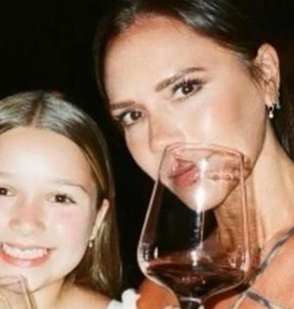 &#x397; Victoria Beckham &#x3C4;&#x3C1;&#x3BF;&#x3BC;&#x3BF;&#x3BA;&#x3C1;&#x3B1;&#x3C4;&#x3B5;&#x3AF;&#x3C4;&#x3B1;&#x3B9; &#x3C3;&#x3C4;&#x3B7;&#x3BD; &#x3B9;&#x3B4;&#x3AD;&#x3B1; &#x3CC;&#x3C4;&#x3B9; &#x3B7; Harper &#x3B8;&#x3B1; &#x3B1;&#x3C0;&#x3BF;&#x3BA;&#x3C4;&#x3AE;&#x3C3;&#x3B5;&#x3B9; social media &#x3BB;&#x3BF;&#x3B3;&#x3B1;&#x3C1;&#x3B9;&#x3B1;&#x3C3;&#x3BC;&#x3BF;&#x3CD;&#x3C2;