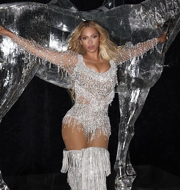&#x397; Beyonc&#xE9; &#x3C4;&#x3BF; &#x3BC;&#x3B5;&#x3B3;&#x3AC;&#x3BB;&#x3BF; &#x3C6;&#x3B1;&#x3B2;&#x3BF;&#x3C1;&#x3AF; &#x3C3;&#x3C4;&#x3B7;&#x3BD; &#x3C4;&#x3B5;&#x3BB;&#x3B5;&#x3C4;&#x3AE; &#x3B1;&#x3C0;&#x3BF;&#x3BD;&#x3BF;&#x3BC;&#x3AE;&#x3C2; &#x3C4;&#x3C9;&#x3BD; &#x3B2;&#x3C1;&#x3B1;&#x3B2;&#x3B5;&#x3AF;&#x3C9;&#x3BD; Grammy, &#x3BC;&#x3B5; 11 &#x3C5;&#x3C0;&#x3BF;&#x3C8;&#x3B7;&#x3C6;&#x3B9;&#x3CC;&#x3C4;&#x3B7;&#x3C4;&#x3B5;&#x3C2;