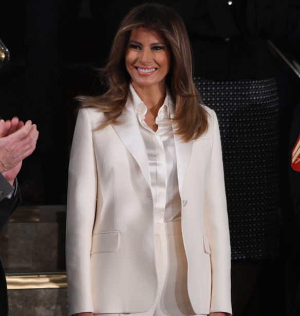 Melania Trump: &#x3A0;&#x3BF;&#x3B9;&#x3BF; &#x3BC;&#x3AE;&#x3BD;&#x3C5;&#x3BC;&#x3B1; &#x3AD;&#x3BA;&#x3C1;&#x3C5;&#x3B2;&#x3B5; &#x3C4;&#x3BF; &#x3BB;&#x3B5;&#x3C5;&#x3BA;&#x3CC; &#x3BA;&#x3BF;&#x3C3;&#x3C4;&#x3BF;&#x3CD;&#x3BC;&#x3B9; &#x3C4;&#x3B7;&#x3C2;;