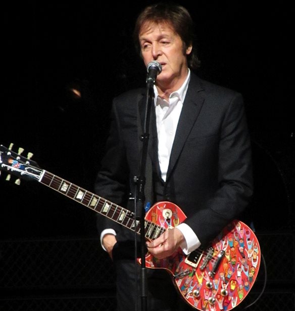 Paul McCartney | E&#x3BE;&#x3B7;&#x3B3;&#x3B5;&#x3AF; &#x3C0;&#x3CE;&#x3C2; &#x3AD;&#x3BD;&#x3B1; &#x3B4;&#x3AD;&#x3BD;&#x3C4;&#x3C1;&#x3BF; &#x3C4;&#x3BF;&#x3BD; &#x3B2;&#x3BF;&#x3B7;&#x3B8;&#x3AC; &#x3BD;&#x3B1; &#x3B8;&#x3C5;&#x3BC;&#x3AC;&#x3C4;&#x3B1;&#x3B9; &#x3C4;&#x3BF; George Harrison