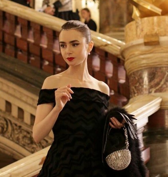 Emily in Paris 2 | &#x3A0;&#x3BF;&#x3B9;&#x3BF;&#x3C2; &#x388;&#x3BB;&#x3BB;&#x3B7;&#x3BD;&#x3B1;&#x3C2; &#x3C3;&#x3C7;&#x3B5;&#x3B4;&#x3B9;&#x3B1;&#x3C3;&#x3C4;&#x3AE;&#x3C2; &#x3B8;&#x3B1; &#x3BD;&#x3C4;&#x3CD;&#x3C3;&#x3B5;&#x3B9; &#x3C4;&#x3B9;&#x3C2; &#x3C0;&#x3C1;&#x3C9;&#x3C4;&#x3B1;&#x3B3;&#x3C9;&#x3BD;&#x3AF;&#x3C3;&#x3C4;&#x3C1;&#x3B9;&#x3B5;&#x3C2; &#x3C4;&#x3B7;&#x3C2; &#x3C3;&#x3B5;&#x3B9;&#x3C1;&#x3AC;&#x3C2;;