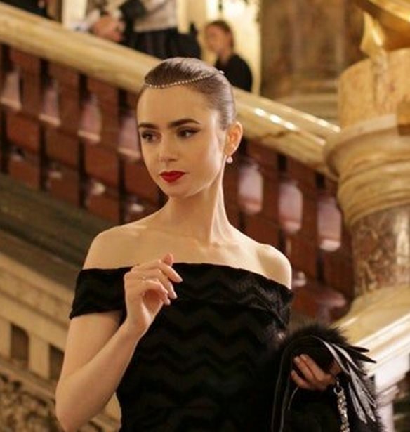 Emily in Paris 2 | &#x3A4;&#x3B9; &#x3B1;&#x3C0;&#x3BF;&#x3BA;&#x3AC;&#x3BB;&#x3C5;&#x3C8;&#x3B5; &#x3BF; &#x3B4;&#x3B7;&#x3BC;&#x3B9;&#x3BF;&#x3C5;&#x3C1;&#x3B3;&#x3CC;&#x3C2; &#x3C4;&#x3B7;&#x3C2; &#x3C3;&#x3B5;&#x3B9;&#x3C1;&#x3AC;&#x3C2; &#x3B3;&#x3B9;&#x3B1; &#x3C4;&#x3B7;&#x3BD; &#x3C0;&#x3BF;&#x3BB;&#x3C5;&#x3B1;&#x3BD;&#x3B1;&#x3BC;&#x3B5;&#x3BD;&#x3CC;&#x3BC;&#x3B5;&#x3BD;&#x3B7; &#x3B4;&#x3B5;&#x3CD;&#x3C4;&#x3B5;&#x3C1;&#x3B7; &#x3C3;&#x3B5;&#x3B6;&#x3CC;&#x3BD;