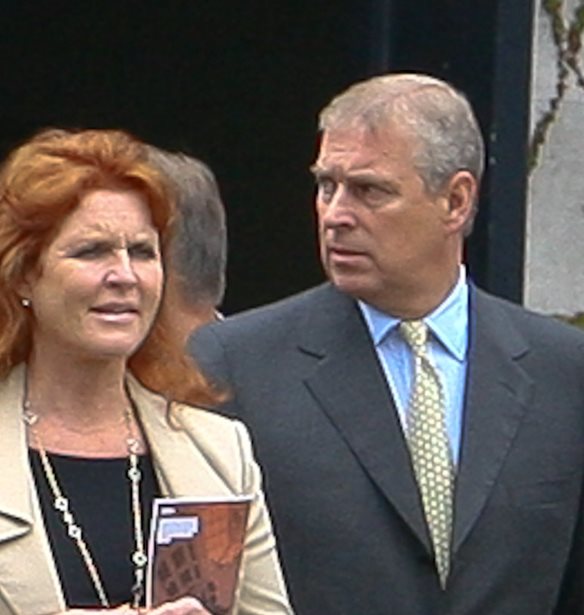 &#x397; Sarah Ferguson &#x3C3;&#x3C0;&#x3AC;&#x3B5;&#x3B9; &#x3C4;&#x3B7; &#x3C3;&#x3B9;&#x3C9;&#x3C0;&#x3AE; &#x3C4;&#x3B7;&#x3C2; &#x3B3;&#x3B9;&#x3B1; &#x3C4;&#x3BF; &#x3C3;&#x3BA;&#x3AC;&#x3BD;&#x3B4;&#x3B1;&#x3BB;&#x3BF; &#x3C4;&#x3BF;&#x3C5; &#x3C0;&#x3C1;&#x3CE;&#x3B7;&#x3BD; &#x3C3;&#x3C5;&#x3B6;&#x3CD;&#x3B3;&#x3BF;&#x3C5; &#x3C4;&#x3B7;&#x3C2;, &#x3C0;&#x3C1;&#x3AF;&#x3B3;&#x3BA;&#x3B9;&#x3C0;&#x3B1; Andrew