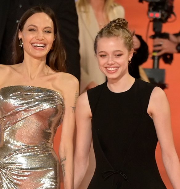 Angelina Jolie -Shiloh Pitt | &#x39C;&#x3B1;&#x3BC;&#x3AC; &#x3BA;&#x3B1;&#x3B9; &#x3BA;&#x3CC;&#x3C1;&#x3B7; &#x3C0;&#x3BF;&#x3B6;&#x3AC;&#x3C1;&#x3BF;&#x3C5;&#x3BD; &#x3C0;&#x3B9;&#x3BF; &#x3C7;&#x3B1;&#x3BB;&#x3B1;&#x3C1;&#x3AD;&#x3C2; &#x3B1;&#x3C0;&#x3CC; &#x3C0;&#x3BF;&#x3C4;&#x3AD; &#x3C3;&#x3C4;&#x3BF; &#x3C4;&#x3B1;&#x3BE;&#x3AF;&#x3B4;&#x3B9; &#x3C4;&#x3BF;&#x3C5;&#x3C2; &#x3C3;&#x3C4;&#x3B7;&#x3BD; &#x39A;&#x3B1;&#x3BC;&#x3C0;&#x3CC;&#x3C4;&#x3B6;&#x3B7;