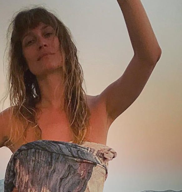 Giovanna Battaglia, Caroline de Maigret, Gilda Ambrosio: &#x39F;&#x3B9; &#x3C3;&#x3C4;&#x3C5;&#x3BB;&#x3AC;&#x3C4;&#x3B5;&#x3C2; &#x3B4;&#x3B9;&#x3B1;&#x3BA;&#x3BF;&#x3C0;&#x3AD;&#x3C2; &#x3C4;&#x3BF;&#x3C5;&#x3C2; &#x3C3;&#x3C4;&#x3B7;&#x3BD; &#x395;&#x3BB;&#x3BB;&#x3AC;&#x3B4;&#x3B1;