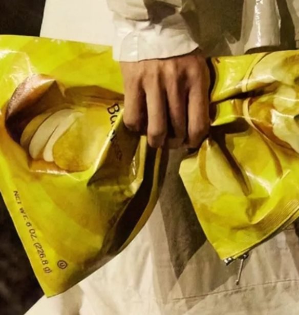 &#x39F; &#x3BF;&#x3AF;&#x3BA;&#x3BF;&#x3C2; Balenciaga &#x3BC;&#x3B5;&#x3C4;&#x3AD;&#x3C4;&#x3C1;&#x3B5;&#x3C8;&#x3B5; &#x3C3;&#x3B5; &#x3C4;&#x3C3;&#x3AC;&#x3BD;&#x3C4;&#x3B1; &#x3C4;&#x3B1; &#x3C3;&#x3B1;&#x3BA;&#x3BF;&#x3C5;&#x3BB;&#x3AC;&#x3BA;&#x3B9;&#x3B1; &#x3C4;&#x3C9;&#x3BD; Lay&#x27;s