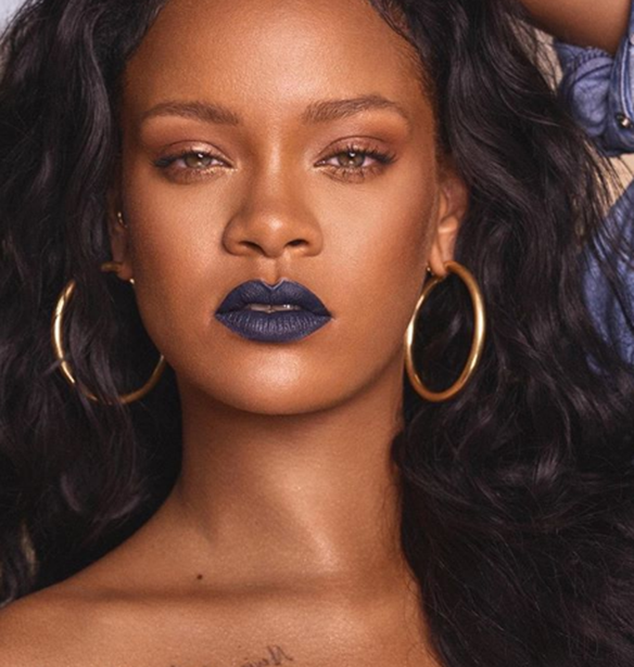 Rihanna: &#x397; &#x3B1;&#x3C0;&#x3AC;&#x3BD;&#x3C4;&#x3B7;&#x3C3;&#x3AE; &#x3C4;&#x3B7;&#x3C2; &#x3C3;&#x3B5; &#x3B8;&#x3B1;&#x3C5;&#x3BC;&#x3AC;&#x3C3;&#x3C4;&#x3C1;&#x3B9;&#x3B1; &#x3C0;&#x3BF;&#x3C5; &#x3C3;&#x3C7;&#x3BF;&#x3BB;&#x3AF;&#x3B1;&#x3C3;&#x3B5; &#x3C4;&#x3B9;&#x3C2; &#x3C1;&#x3B1;&#x3B3;&#x3AC;&#x3B4;&#x3B5;&#x3C2; &#x3C4;&#x3B7;&#x3C2;