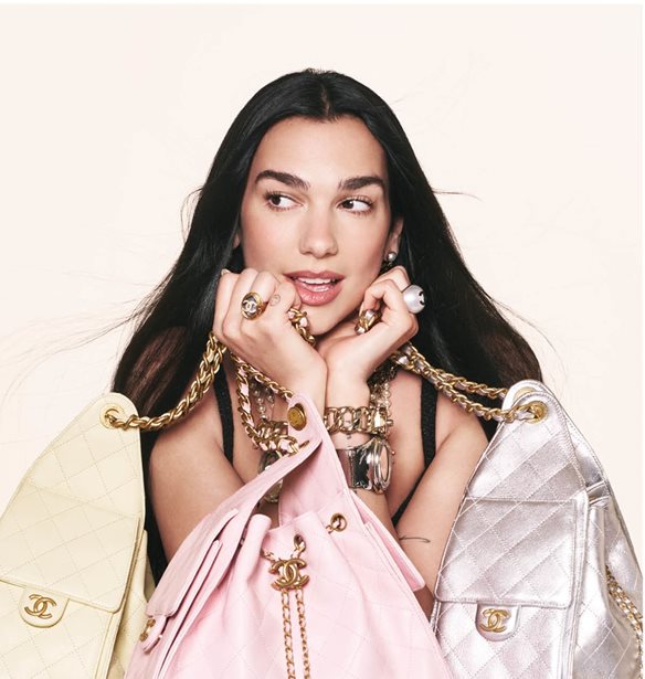 &#x397; Dua Lipa &#x3C0;&#x3C1;&#x3C9;&#x3C4;&#x3B1;&#x3B3;&#x3C9;&#x3BD;&#x3B9;&#x3C3;&#x3C4;&#x3B5;&#x3AF; &#x3C3;&#x3C4;&#x3B7;&#x3BD; &#x3BA;&#x3B1;&#x3BC;&#x3C0;&#x3AC;&#x3BD;&#x3B9;&#x3B1; &#x3B3;&#x3B9;&#x3B1; &#x3C4;&#x3B7; &#x3BD;&#x3AD;&#x3B1; &#x3C4;&#x3C3;&#x3AC;&#x3BD;&#x3C4;&#x3B1; Chanel 25