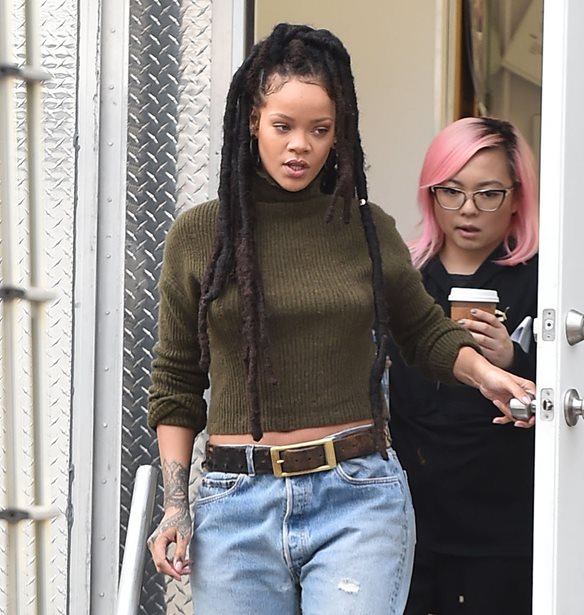 H Rihanna &#x3C5;&#x3C0;&#x3BF;&#x3B4;&#x3AD;&#x3C7;&#x3B5;&#x3C4;&#x3B1;&#x3B9; &#x3C4;&#x3B9;&#x3C2; &#x3B3;&#x3B9;&#x3BF;&#x3C1;&#x3C4;&#x3AD;&#x3C2; &#x3BC;&#x3B5; &#x3C4;&#x3B9;&#x3C2; &#x3C0;&#x3B9;&#x3BF; sexy &#x3BA;&#x3AC;&#x3BB;&#x3C4;&#x3C3;&#x3B5;&#x3C2;