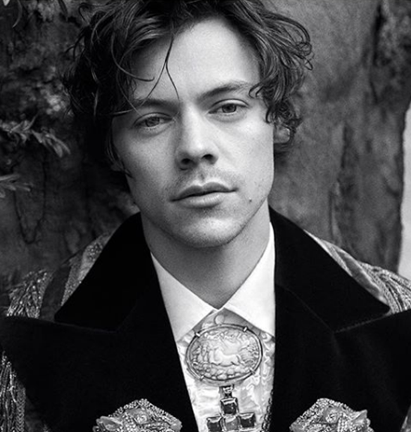 &#x39F; Harry Styles &#x3C0;&#x3C1;&#x3C9;&#x3C4;&#x3B1;&#x3B3;&#x3C9;&#x3BD;&#x3B9;&#x3C3;&#x3C4;&#x3B5;&#x3AF; &#x3C3;&#x3C4;&#x3B7; &#x3BD;&#x3AD;&#x3B1; &#x3BA;&#x3B1;&#x3BC;&#x3C0;&#x3AC;&#x3BD;&#x3B9;&#x3B1; &#x3C4;&#x3BF;&#x3C5; Gucci