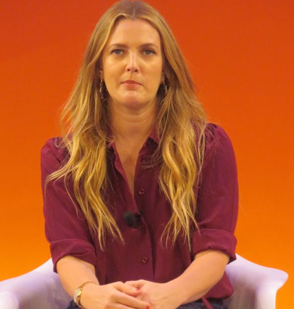 Drew Barrymore | &#x397; &#x3C6;&#x3C9;&#x3C4;&#x3BF;&#x3B3;&#x3C1;&#x3B1;&#x3C6;&#x3AF;&#x3B1; &#x3BC;&#x3B5; &#x3C4;&#x3B9;&#x3C2; &#x3BA;&#x3CC;&#x3C1;&#x3B5;&#x3C2; &#x3C4;&#x3B7;&#x3C2; &#x3BA;&#x3B1;&#x3B9; &#x3C4;&#x3B7; &#x3BD;&#x3AD;&#x3B1; &#x3C3;&#x3CD;&#x3B6;&#x3C5;&#x3B3;&#x3BF; &#x3C4;&#x3BF;&#x3C5; &#x3C0;&#x3C1;&#x3CE;&#x3B7;&#x3BD; &#x3AC;&#x3BD;&#x3C4;&#x3C1;&#x3B1; &#x3C4;&#x3B7;&#x3C2;