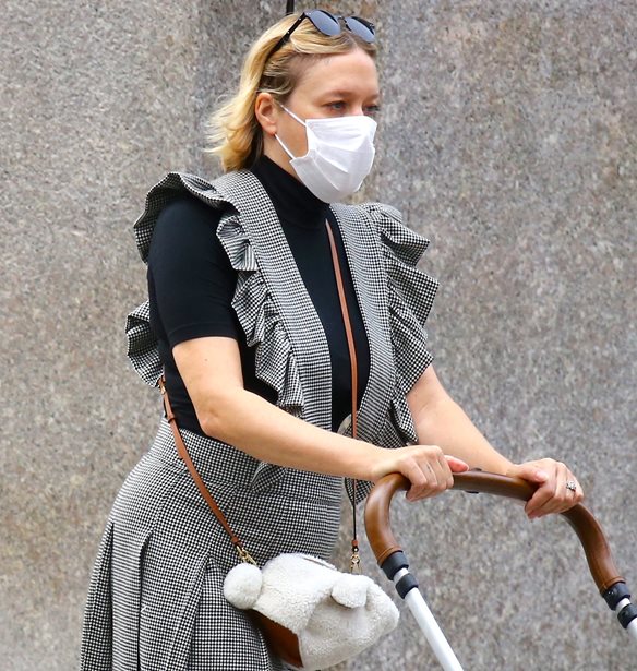 Η Chloë​​​​​​​ Sevigny φόρεσε ένα stylish pinafore dress