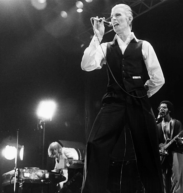 Thin White Duke, &#x3B7; &#x3C0;&#x3BB;&#x3AD;&#x3BF;&#x3BD; &#x3B1;&#x3BC;&#x3C6;&#x3B9;&#x3BB;&#x3B5;&#x3B3;&#x3CC;&#x3BC;&#x3B5;&#x3BD;&#x3B7; &#x3C0;&#x3B5;&#x3C1;&#x3C3;&#x3CC;&#x3BD;&#x3B1; &#x3C4;&#x3BF;&#x3C5; David Bowie
