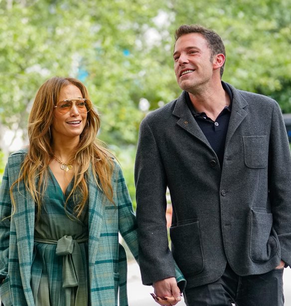 Jennifer Lopez | &#x3A6;&#x3CC;&#x3C1;&#x3B5;&#x3C3;&#x3B5; &#x3BE;&#x3B1;&#x3BD;&#x3AC; &#x3C4;&#x3BF; &#x3AF;&#x3B4;&#x3B9;&#x3BF; Valentino &#x3C0;&#x3BF;&#x3C5;&#x3BB;&#x3CC;&#x3B2;&#x3B5;&#x3C1; &#x3C3;&#x3B5; &#x3B2;&#x3CC;&#x3BB;&#x3C4;&#x3B1; &#x3C4;&#x3B7;&#x3C2; &#x3BC;&#x3B5; &#x3C4;&#x3BF;&#x3BD; Ben Affleck