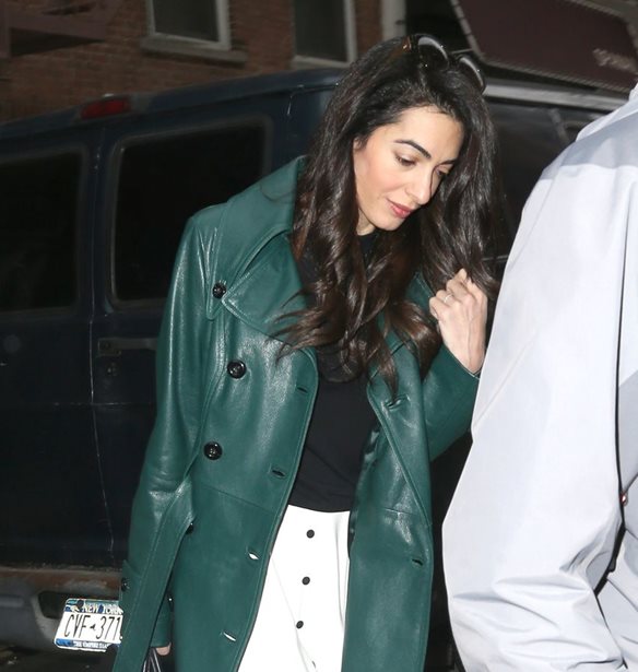 Amal Clooney: &#x39C;&#x3B5; super stylish &#x3B5;&#x3BC;&#x3C6;&#x3AC;&#x3BD;&#x3B9;&#x3C3;&#x3B7; &#x3C0;&#x3BF;&#x3C5; &#x3BC;&#x3B1;&#x3C2; &#x3B5;&#x3BD;&#x3C4;&#x3C5;&#x3C0;&#x3C9;&#x3C3;&#x3AF;&#x3B1;&#x3C3;&#x3B5;