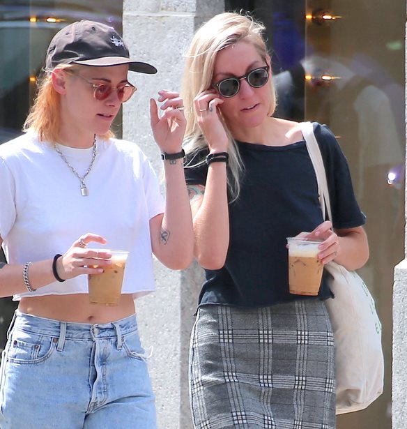 Red Carpet Perfect | &#x397; Kristen Stewart &#x3BA;&#x3B1;&#x3B9; &#x3B7; Dylan Meyer &#x3AD;&#x3BA;&#x3B1;&#x3BD;&#x3B1;&#x3BD; &#x3C4;&#x3B7;&#x3BD; &#x3C0;&#x3B9;&#x3BF; &#x3C4;&#x3B1;&#x3B9;&#x3C1;&#x3B9;&#x3B1;&#x3C3;&#x3C4;&#x3AE; &#x3B5;&#x3BC;&#x3C6;&#x3B1;&#x3BD;&#x3AF;&#x3C3;&#x3B7; &#x3C3;&#x3C4;&#x3BF; &#x3BA;&#x3CC;&#x3BA;&#x3BA;&#x3B9;&#x3BD;&#x3BF; &#x3C7;&#x3B1;&#x3BB;&#x3AF;