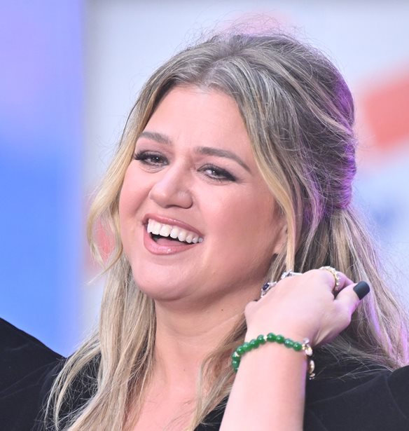 &#x397; Kelly Clarkson &#x3B4;&#x3B5;&#x3BD; &#x3B5;&#x3C0;&#x3B9;&#x3C4;&#x3C1;&#x3AD;&#x3C0;&#x3B5;&#x3B9; &#x3C3;&#x3C4;&#x3B1; &#x3C0;&#x3B1;&#x3B9;&#x3B4;&#x3B9;&#x3AC; &#x3C4;&#x3B7;&#x3C2; &#x3BD;&#x3B1; &#x3C7;&#x3C1;&#x3B7;&#x3C3;&#x3B9;&#x3BC;&#x3BF;&#x3C0;&#x3BF;&#x3B9;&#x3BF;&#x3CD;&#x3BD; &#x3C4;&#x3B1; social media &#x3BC;&#x3AD;&#x3C7;&#x3C1;&#x3B9; &#x3BD;&#x3B1; &#x3B3;&#x3AF;&#x3BD;&#x3BF;&#x3C5;&#x3BD; 18 &#x3B5;&#x3C4;&#x3CE;&#x3BD;