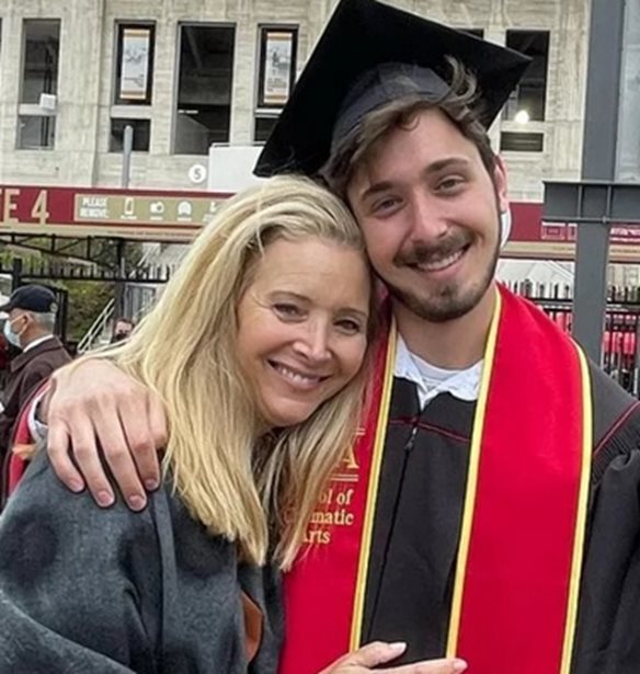 Lisa Kudrow | To &#x3B1;&#x3BD;&#x3B1;&#x3C0;&#x3AC;&#x3BD;&#x3C4;&#x3B5;&#x3C7;&#x3BF; &#x3C3;&#x3C7;&#x3CC;&#x3BB;&#x3B9;&#x3BF; &#x3C4;&#x3BF;&#x3C5; &#x3B3;&#x3B9;&#x3BF;&#x3C5; &#x3C4;&#x3B7;&#x3C2; &#x3CC;&#x3C4;&#x3B1;&#x3BD; &#x3B5;&#x3AF;&#x3B4;&#x3B5; &#x3B3;&#x3B9;&#x3B1; &#x3C0;&#x3C1;&#x3CE;&#x3C4;&#x3B7; &#x3C6;&#x3BF;&#x3C1;&#x3AC; &#x3C4;&#x3B1; &#x2018;&#x3A6;&#x3B9;&#x3BB;&#x3B1;&#x3C1;&#x3AC;&#x3BA;&#x3B9;&#x3B1;&#x2019;