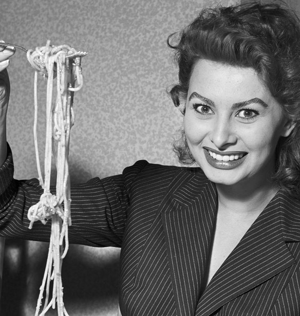 World Pasta Day | 5 chef &#x3BC;&#x3BF;&#x3B9;&#x3C1;&#x3AC;&#x3B6;&#x3BF;&#x3BD;&#x3C4;&#x3B1;&#x3B9; &#x3BC;&#x3B9;&#x3B1; &#x3B1;&#x3B3;&#x3B1;&#x3C0;&#x3B7;&#x3BC;&#x3AD;&#x3BD;&#x3B7; &#x3C3;&#x3C5;&#x3BD;&#x3C4;&#x3B1;&#x3B3;&#x3AE;