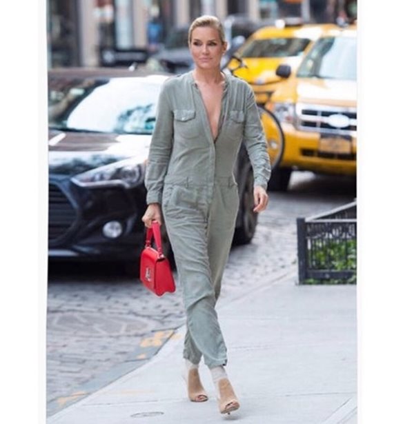 Yolanda Hadid | &#x3A0;&#x3BF;&#x3B6;&#x3AC;&#x3C1;&#x3B5;&#x3B9; &#x3C3;&#x3C4;&#x3B1; 54 &#x3C4;&#x3B7;&#x3C2; &#x3BC;&#x3B5; &#x3B1;&#x3C0;&#x3BF;&#x3BA;&#x3B1;&#x3BB;&#x3C5;&#x3C0;&#x3C4;&#x3B9;&#x3BA;&#x3CC; &#x3BC;&#x3B1;&#x3B3;&#x3B9;&#x3CC;