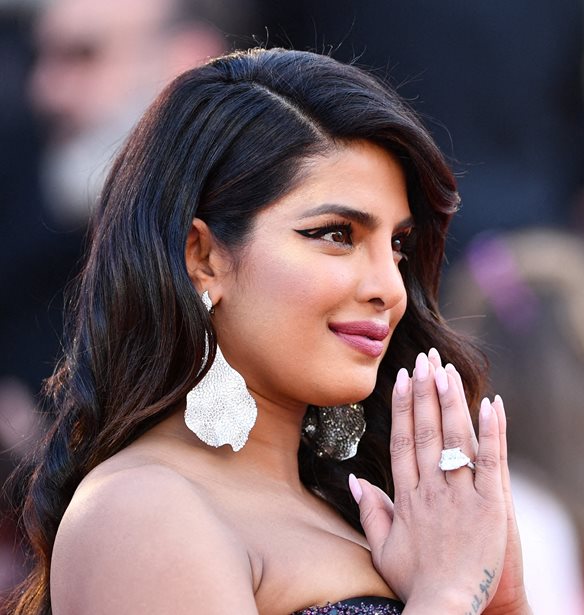 Priyanka Chopra | &#x391;&#x3C0;&#x3BF;&#x3BA;&#x3B1;&#x3BB;&#x3CD;&#x3C0;&#x3C4;&#x3B5;&#x3B9; &#x3C4;&#x3BF;&#x3BD; &#x3BB;&#x3CC;&#x3B3;&#x3BF; &#x3C0;&#x3BF;&#x3C5; &#x3B5;&#x3AF;&#x3C7;&#x3B5; &#x3B5;&#x3B3;&#x3BA;&#x3B1;&#x3C4;&#x3B1;&#x3BB;&#x3B5;&#x3AF;&#x3C8;&#x3B5;&#x3B9; &#x3C4;&#x3BF; Bollywood