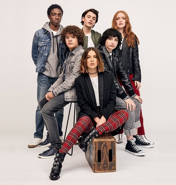 Stranger Things | &#x3A0;&#x3BF;&#x3B9;&#x3B5;&#x3C2; &#x3B5;&#x3AF;&#x3BD;&#x3B1;&#x3B9; &#x3BF;&#x3B9; &#x3B1;&#x3BC;&#x3BF;&#x3B9;&#x3B2;&#x3AD;&#x3C2; &#x3C4;&#x3C9;&#x3BD; &#x3B7;&#x3B8;&#x3BF;&#x3C0;&#x3BF;&#x3B9;&#x3CE;&#x3BD;;