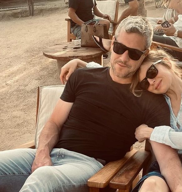 Renee Zellweger &amp; Ant Anstead | &#x397; &#x3B1;&#x3BB;&#x3AE;&#x3B8;&#x3B5;&#x3B9;&#x3B1; &#x3B3;&#x3B9;&#x3B1; &#x3C4;&#x3BF;&#x3BD; &#x3B1;&#x3C1;&#x3C1;&#x3B1;&#x3B2;&#x3CE;&#x3BD;&#x3B1; &#x3C4;&#x3BF;&#x3C5;&#x3C2;