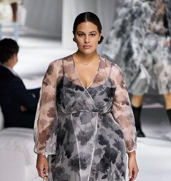 &#x397; Ashley Graham &#x3BE;&#x3B1;&#x3BD;&#x3AC; &#x3C3;&#x3C4;&#x3B9;&#x3C2; &#x3C0;&#x3B1;&#x3C3;&#x3B1;&#x3C1;&#x3AD;&#x3BB;&#x3B5;&#x3C2; &#x3BC;&#x3B5;&#x3C4;&#x3AC; &#x3C4;&#x3B7; &#x3B3;&#x3AD;&#x3BD;&#x3BD;&#x3B7;&#x3C3;&#x3B7; &#x3C4;&#x3BF;&#x3C5; &#x3B3;&#x3B9;&#x3BF;&#x3C5; &#x3C4;&#x3B7;&#x3C2;