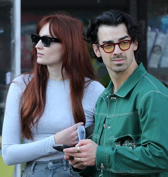 Joe Jonas | &#x3A4;&#x3B9; &#x3AC;&#x3BA;&#x3BF;&#x3C5;&#x3C3;&#x3B5; &#x3BD;&#x3B1; &#x3BB;&#x3AD;&#x3B5;&#x3B9; &#x3BA;&#x3C1;&#x3C5;&#x3C6;&#x3AC; &#x3B7; Sophie Turner &#x3BA;&#x3B1;&#x3B9; &#x3C4;&#x3BF;&#x3BD; &#x3BF;&#x3B4;&#x3AE;&#x3B3;&#x3B7;&#x3C3;&#x3B5; &#x3C3;&#x3C4;&#x3BF; &#x3B4;&#x3B9;&#x3B1;&#x3B6;&#x3CD;&#x3B3;&#x3B9;&#x3BF;
