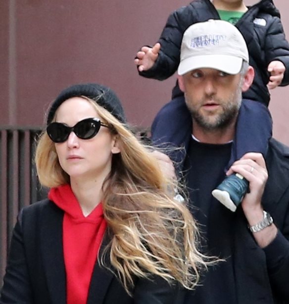 Jennifer Lawrence | &#x3A4;&#x3BF; &#x3BA;&#x3CC;&#x3BA;&#x3BA;&#x3B9;&#x3BD;&#x3BF; hoodie &#x3C0;&#x3BF;&#x3C5; &#x3B5;&#x3C0;&#x3AD;&#x3BB;&#x3B5;&#x3BE;&#x3B5; &#x3B3;&#x3B9;&#x3B1; &#x3C4;&#x3B7;&#x3BD; &#x3AD;&#x3BE;&#x3BF;&#x3B4;&#x3BF; &#x3BC;&#x3B5; &#x3C4;&#x3BF;&#x3BD; &#x3B3;&#x3B9;&#x3BF; &#x3BA;&#x3B1;&#x3B9; &#x3C4;&#x3BF;&#x3BD; &#x3C3;&#x3CD;&#x3B6;&#x3C5;&#x3B3;&#x3BF; &#x3C4;&#x3B7;&#x3C2;, Cooke Maroney