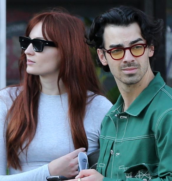 Joe Jonas - Sophie Turner | &#x3A4;&#x3BF; &#x3C7;&#x3C1;&#x3BF;&#x3BD;&#x3B9;&#x3BA;&#x3CC; &#x3B5;&#x3BD;&#x3CC;&#x3C2; &#x3AD;&#x3C1;&#x3C9;&#x3C4;&#x3B1; &#x3C0;&#x3BF;&#x3C5; &#x3BE;&#x3B5;&#x3BA;&#x3AF;&#x3BD;&#x3B7;&#x3C3;&#x3B5; &#x3B1;&#x3C0;&#x3CC; &#x3C4;&#x3B1; social media &#x3BA;&#x3B1;&#x3B9; &#x3AD;&#x3BB;&#x3B7;&#x3BE;&#x3B5; &#x3BC;&#x3B5; &#x3BC;&#x3AF;&#x3B1; &#x3BA;&#x3BF;&#x3B9;&#x3BD;&#x3AE; &#x3B1;&#x3BD;&#x3B1;&#x3BA;&#x3BF;&#x3AF;&#x3BD;&#x3C9;&#x3C3;&#x3B7;
