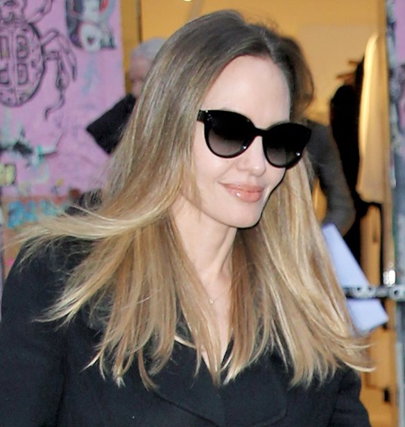 Angelina Jolie | &#x393;&#x3B9;&#x3BF;&#x3C1;&#x3C4;&#x3B9;&#x3BD;&#x3AE; &#x3AD;&#x3BE;&#x3BF;&#x3B4;&#x3BF;&#x3C2; &#x3BC;&#x3B5; &#x3C4;&#x3B1; &#x3C0;&#x3B1;&#x3B9;&#x3B4;&#x3B9;&#x3AC; &#x3C4;&#x3B7;&#x3C2; &#x3C3;&#x3C4;&#x3B7; &#x39D;&#x3AD;&#x3B1; &#x3A5;&#x3CC;&#x3C1;&#x3BA;&#x3B7;