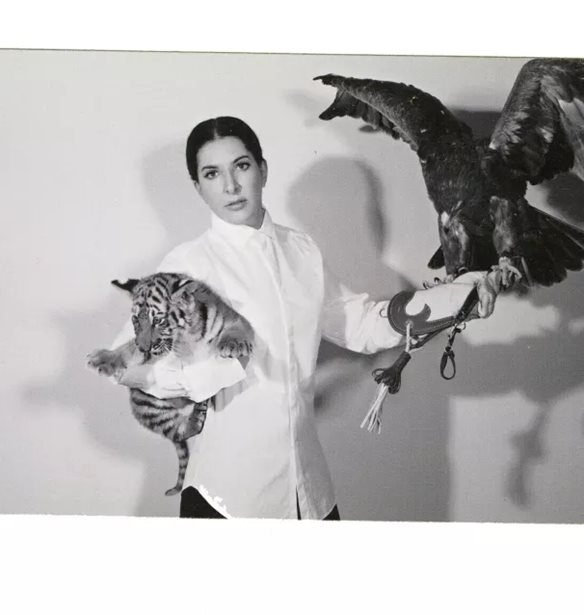 &#x3A4;&#x3B1;&#x3BE;&#x3AF;&#x3B4;&#x3B9; &#x3C3;&#x3C4;&#x3BF; &#x3BC;&#x3C5;&#x3B1;&#x3BB;&#x3CC; &#x3C4;&#x3B7;&#x3C2; Marina Abramovi&#x107; &#x3BC;&#x3AD;&#x3C3;&#x3B1; &#x3B1;&#x3C0;&#x3CC; &#x3BC;&#x3AF;&#x3B1; &#x3BD;&#x3AD;&#x3B1; &#x3BD;&#x3BF;&#x3BC;&#x3B1;&#x3B4;&#x3B9;&#x3BA;&#x3AE; &#x3AD;&#x3BA;&#x3B8;&#x3B5;&#x3C3;&#x3B7; &#x3BA;&#x3B1;&#x3B9; &#x3BC;&#x3AF;&#x3B1; &#x3B5;&#x3B9;&#x3B4;&#x3B9;&#x3BA;&#x3AE; &#x3AD;&#x3BA;&#x3B4;&#x3BF;&#x3C3;&#x3B7;