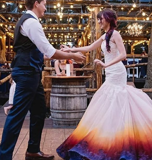 Τα υπέροχα "φλεγόμενα" νυφικά της Taylor Ann Linko