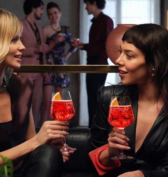 Campari Spritz | &#x3A4;&#x3BF; aperitivo &#x3C4;&#x3BF;&#x3C5; &#x3BA;&#x3B1;&#x3BB;&#x3BF;&#x3BA;&#x3B1;&#x3B9;&#x3C1;&#x3B9;&#x3BF;&#x3CD; &#x3AD;&#x3C7;&#x3B5;&#x3B9; &#x3BA;&#x3CC;&#x3BA;&#x3BA;&#x3B9;&#x3BD;&#x3BF; &#x3C7;&#x3C1;&#x3CE;&#x3BC;&#x3B1; &#x3BA;&#x3B1;&#x3B9; &#x3C3;&#x3B5;&#x3C1;&#x3B2;&#x3AF;&#x3C1;&#x3B5;&#x3C4;&#x3B1;&#x3B9; &#x3BC;&#x3B5; &#x3C0;&#x3AC;&#x3B3;&#x3BF;