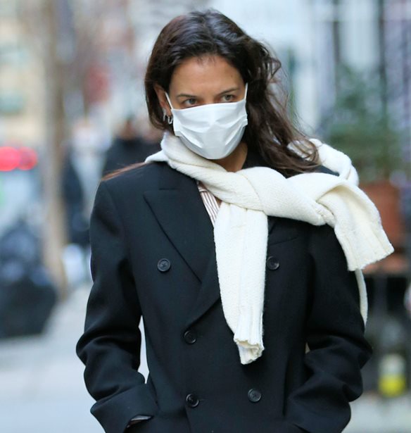 &#x397; effortless chic &#x3B5;&#x3BC;&#x3C6;&#x3AC;&#x3BD;&#x3B9;&#x3C3;&#x3B7; &#x3C4;&#x3B7;&#x3C2; Katie Holmes &#x3BC;&#x3B5; &#x3C0;&#x3B1;&#x3BB;&#x3C4;&#x3CC;