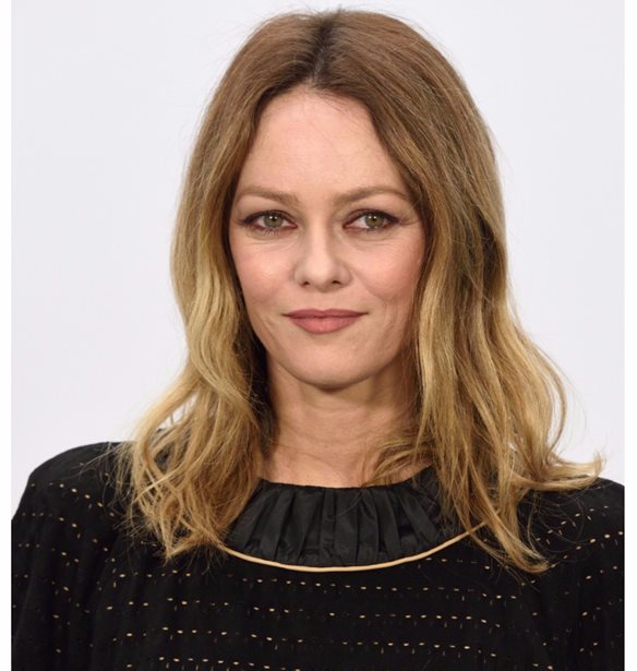Vanessa Paradis: &#x3A0;&#x3B1;&#x3BD;&#x3C4;&#x3C1;&#x3B5;&#x3CD;&#x3C4;&#x3B7;&#x3BA;&#x3B5; &#x3C4;&#x3BF;&#x3BD; &#x3B1;&#x3B3;&#x3B1;&#x3C0;&#x3B7;&#x3BC;&#x3AD;&#x3BD;&#x3BF; &#x3C4;&#x3B7;&#x3C2;, Samuel Benchetrit