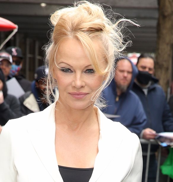 &quot;&#x397; &#x3C6;&#x3BF;&#x3C5;&#x3C3;&#x3BA;&#x3C9;&#x3C4;&#x3AE; &#x3BC;&#x3BF;&#x3C5; &#x3C0;&#x3B1;&#x3BD;&#x3BF;&#x3C0;&#x3BB;&#x3AF;&#x3B1;&quot; | &#x397; Pamela Anderson &#x3B3;&#x3B9;&#x3B1; &#x3C4;&#x3B1; 12 &#x3BA;&#x3B9;&#x3BB;&#x3AC; &#x3C0;&#x3BF;&#x3C5; &#x3C0;&#x3AE;&#x3C1;&#x3B5; &#x3BA;&#x3B1;&#x3C4;&#x3AC; &#x3C4;&#x3B7; &#x3C3;&#x3C5;&#x3B3;&#x3B3;&#x3C1;&#x3B1;&#x3C6;&#x3AE; &#x3C4;&#x3B7;&#x3C2; &#x3B1;&#x3C5;&#x3C4;&#x3BF;&#x3B2;&#x3B9;&#x3BF;&#x3B3;&#x3C1;&#x3B1;&#x3C6;&#x3AF;&#x3B1;&#x3C2; &#x3C4;&#x3B7;&#x3C2;