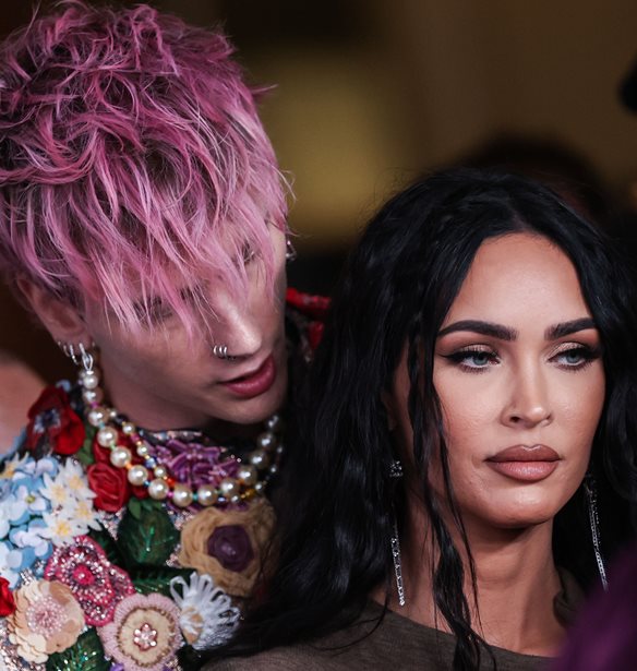 Megan Fox | &#x393;&#x3B9;&#x3B1;&#x3C4;&#x3AF; &#x3CC;&#x3BB;&#x3BF;&#x3B9; &#x3C0;&#x3B9;&#x3C3;&#x3C4;&#x3B5;&#x3CD;&#x3BF;&#x3C5;&#x3BD; &#x3CC;&#x3C4;&#x3B9; &#x3C7;&#x3CE;&#x3C1;&#x3B9;&#x3C3;&#x3B5; &#x3BC;&#x3B5; &#x3C4;&#x3BF;&#x3BD; Machine Gun Kelly;